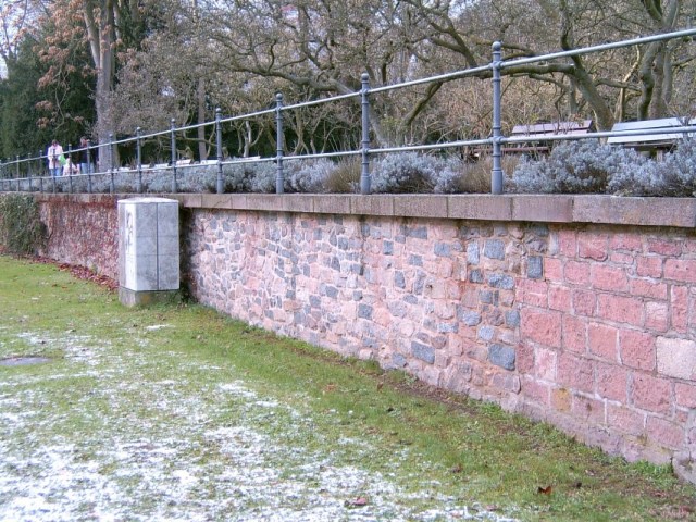 Loch in der Schöntalmauer - ehemaliger Ehrenmalstandort